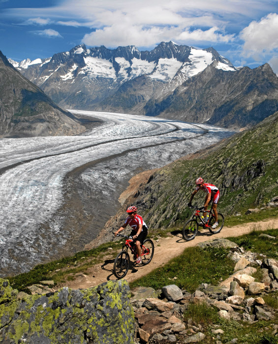 Kolem ledovce vedou i cyklotrasy, Aletschský ledovec, Švýcarsko