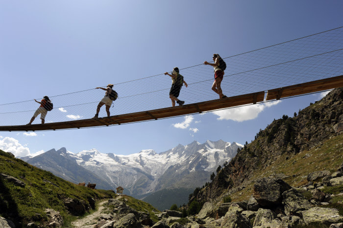 Najdete zde spoustu značených turistických tras, Saas-Fee, Švýcarsko