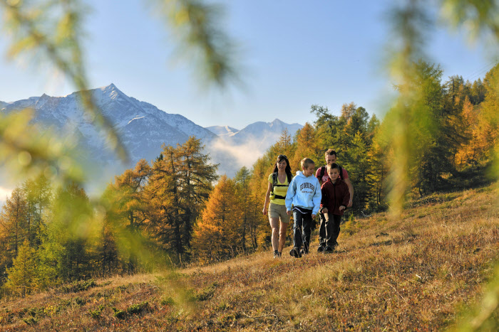 Je tu k dispozici i několik turistických tras, Arolla, Švýcarsko