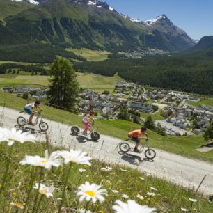 Jsou tu i upravené cyklostezky, Engadin, Švýcarsko