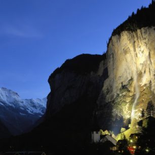 Vodopády jsou v noci nasvícené, Lauterbrunnen, Švýcarsko