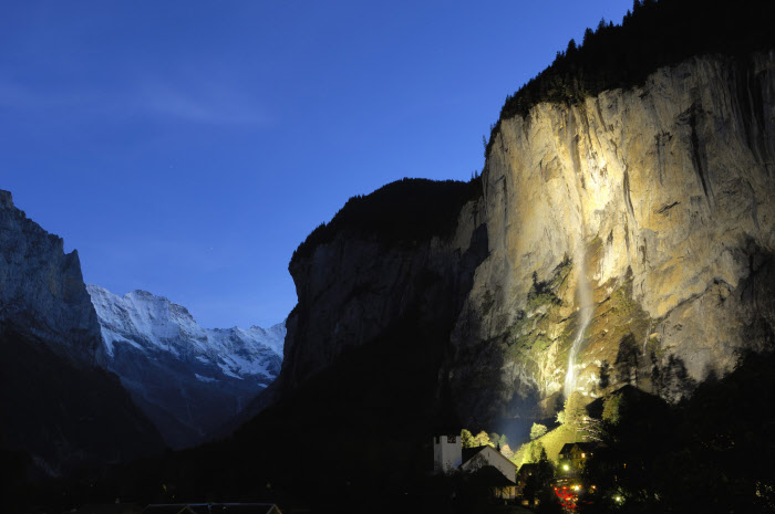 Vodopády jsou v noci nasvícené, Lauterbrunnen, Švýcarsko