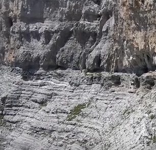 Typická skalní terasa, po kterých vedou stezky, místy osázené kolíky