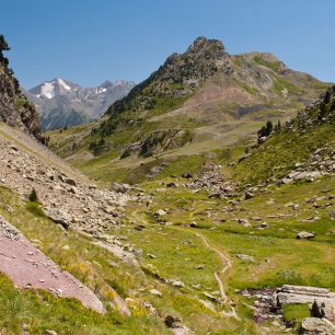 Sestup od jezer Ibónes de Anayet do vesnice Sallent de Gállego. GR 11, Pyreneje, Španělsko.