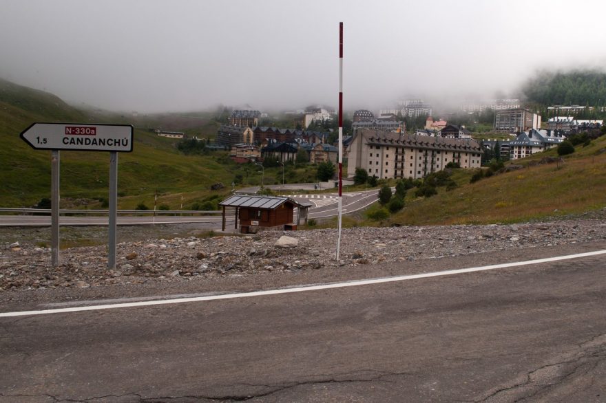 Zamlžené Candanchú, Pyreneje, Španělsko.