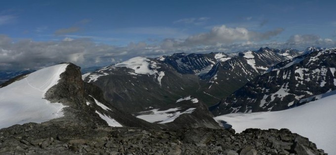 Ohlédnutí na Keilhaus topp (vlevo), přes který vedla i naše cesta