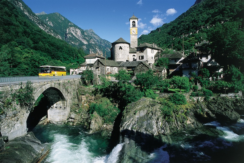 Městečko Lavertezzo a most Ponte dei Salti