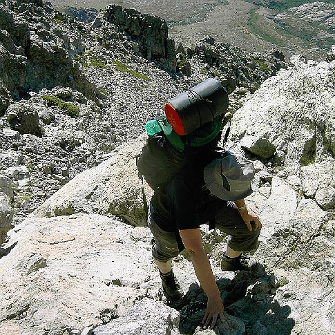 Skalnatý terén výstup neulehčuje