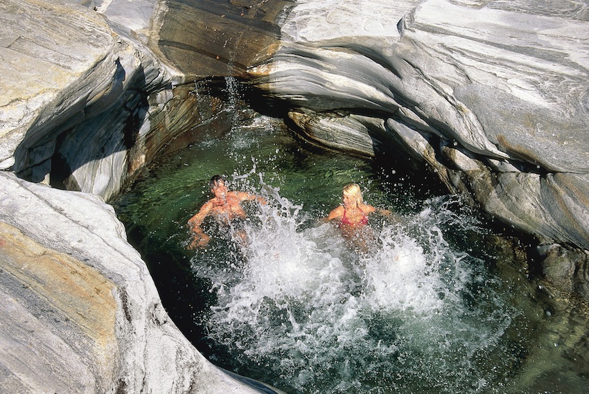 Koupání v řece Verzasca