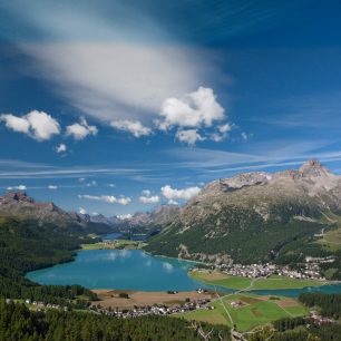 Jezero Silvaplana a vlevo hora Piz Corvatsch