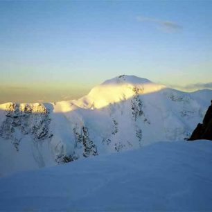 Pohled ze sedla pod vrcholem Dufourspitze