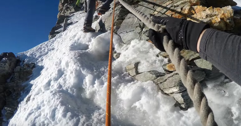 Zajištěné úseky na hřebeni při výstupu na Matterhorn.