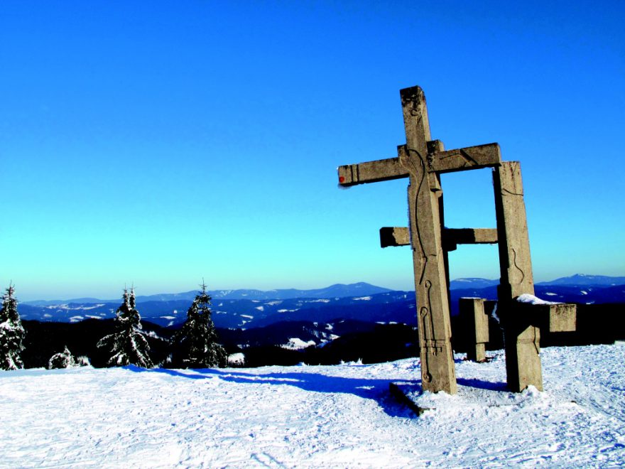 Vrcholový kříž na Stratenci (1055 m), Javorníky.