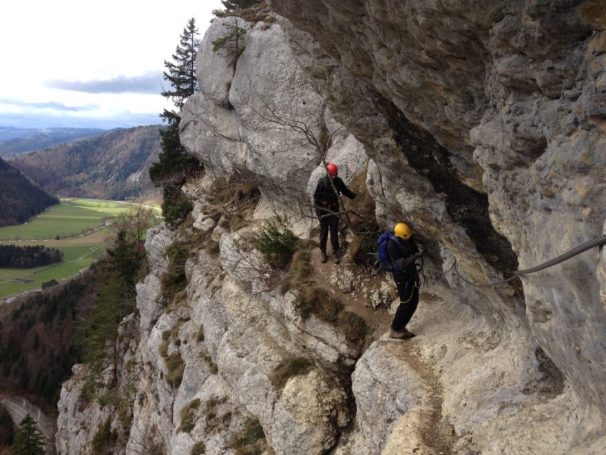 Cesta vede po skalní římse, Via ferrata du Tichodrome, foto Honza Bartoněk
