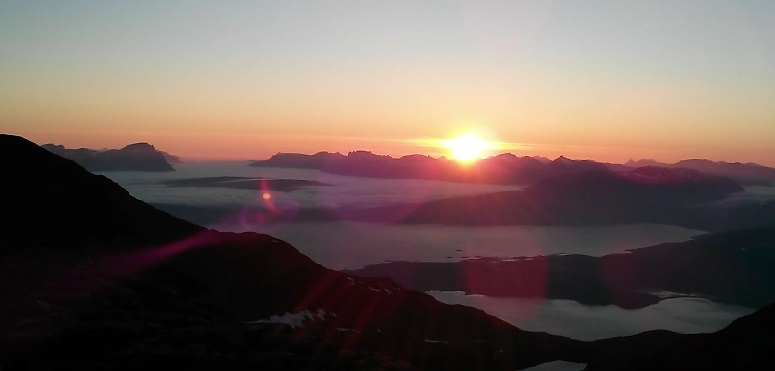 Západ slunce nad Narvikem z vrcholu Tredjetoppen 