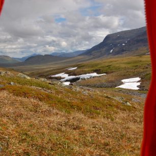 Pohled ze stanu na nezaměnitelnou krajinu Laponska