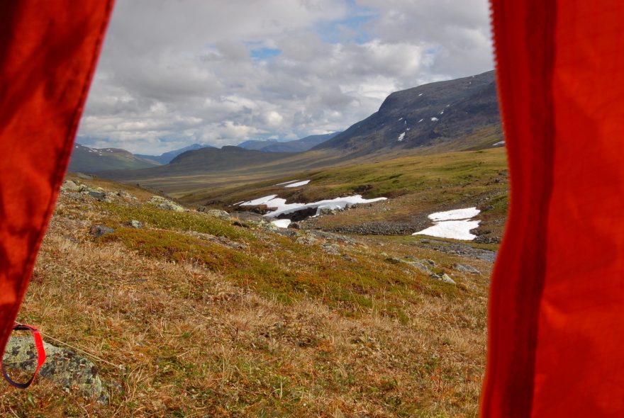 Pohled ze stanu na nezaměnitelnou krajinu Laponska