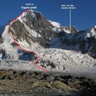 Plánovaná linie výstupu severním pilířem na Sugulu Peak, ze kterého je v plánu obhlídnout možnosti na sousední Alchori Sar