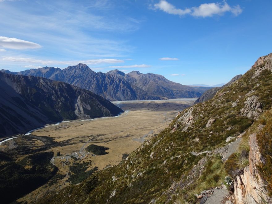 Nekonečné schody s výhledem do údolí