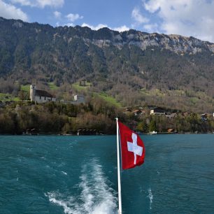 Cesta lodí nabídne zase jiný pohled na jezero, Brienzersee, Švýcarsko.