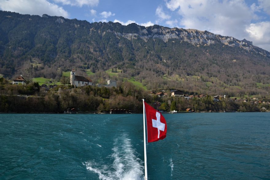 Cesta lodí nabídne zase jiný pohled na jezero, Brienzersee, Švýcarsko.