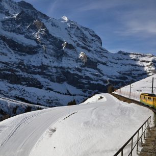 Jízda švýcarským horským vlakem je skutečným zážitkem. Projeďte si trasu Lauterbrunnen přes Kleine Scheidegg do Grindewaldu.