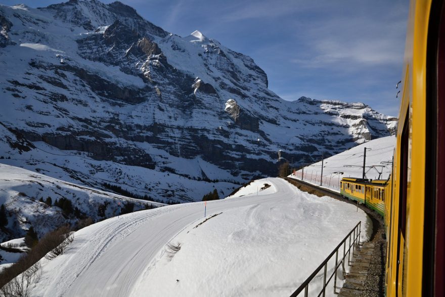Jízda švýcarským horským vlakem je skutečným zážitkem. Projeďte si trasu Lauterbrunnen přes Kleine Scheidegg do Grindewaldu.