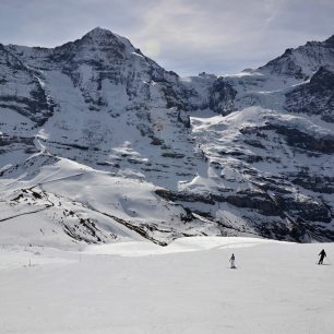 Prázdná červená sjezdovka z Lauberhornu, Jungfrau Ski Region, Švýcarsko.
