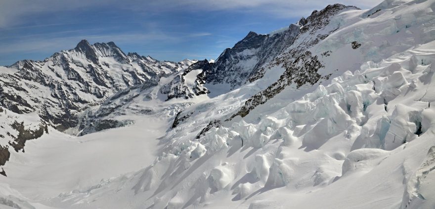 Výhledy z okna, vytesaného ve skále v severní stěně Eigeru, Švýcarsko.