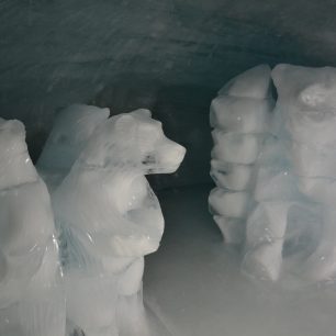 Sochy v ledovém tunelu na Jungfraujoch, Švýcarsko.