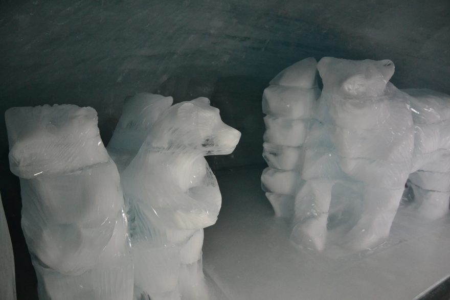 Sochy v ledovém tunelu na Jungfraujoch, Švýcarsko.