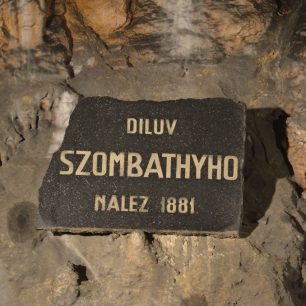 Pamětní deska v Mladečské jeskyni
