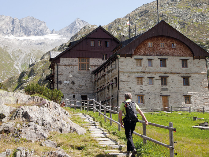 Peter Habeler přichází k Berliner Hütte Zillertal