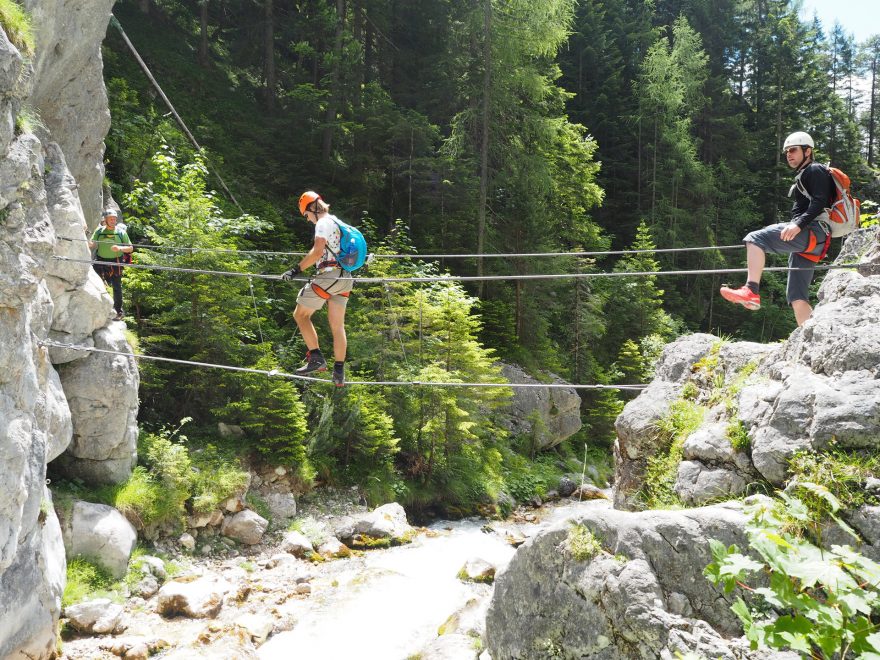 Nástup přes lanový most nad řekou v soutěsce Silberkarklamm.