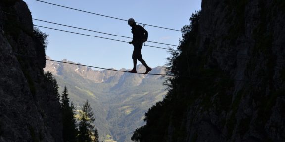 Rosina: exponovaná kolmá ferata kolem vodopádu v soutěsce Silberkarklamm