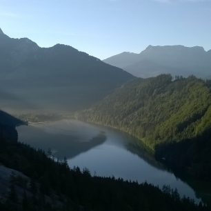Výhledy na jezero Leopoldsteiner z feraty Kaiser Joseph Klettersteig Seemauer, Hochschwabgruppe, rakouské Alpy. foto: Martin Schmied