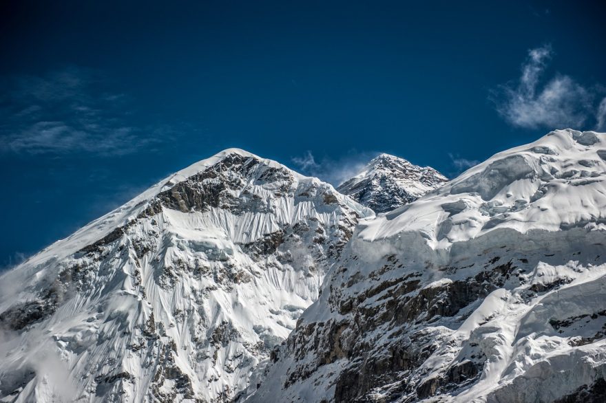 Mount Everest (vprostřed)