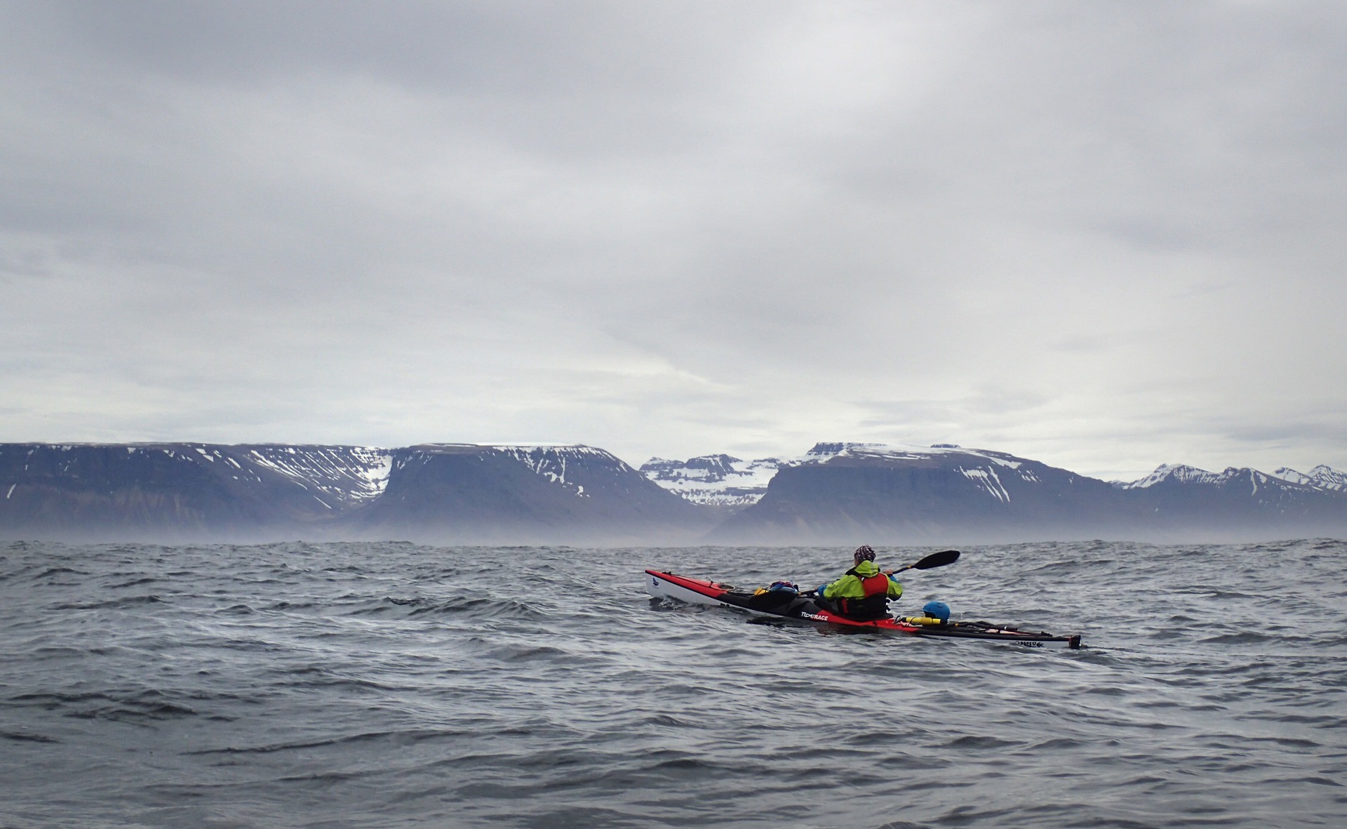 Islandské pobřeží z pohledu kajakáře