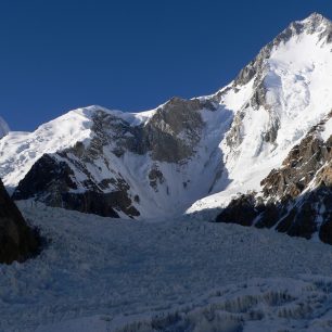 Pohled na JZ zeď Gasherbrumu z basecampu