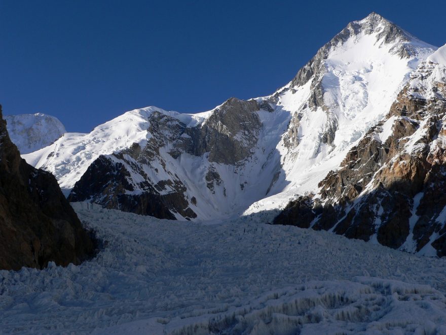 Pohled na JZ zeď Gasherbrumu z basecampu