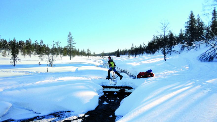 Velkým oříškem bylo překonávání potoků a řek. Jakmile se totiž saně namočily, začaly namrzat a extrémně ztěžkly