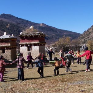 Škola v přírodě v Lendě. Školní docházka tady neexistuje. Vždyť nejbližší škola je téměř 150 km