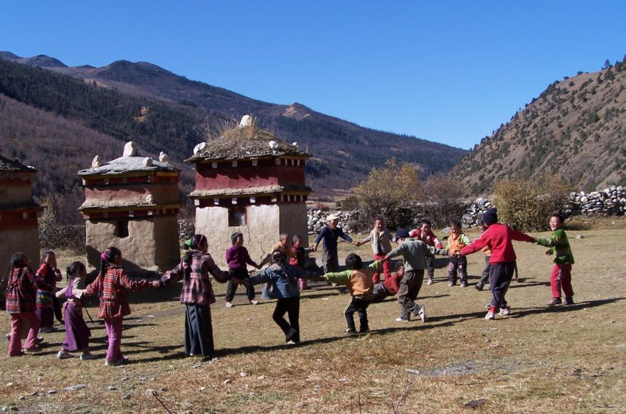 Škola v přírodě v Lendě. Školní docházka tady neexistuje. Vždyť nejbližší škola je téměř 150 km