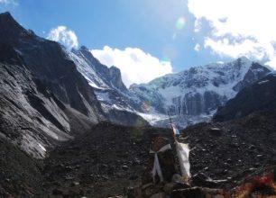 Trekování kolem tibetského obra - hory Genyen