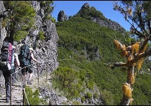 Stezka spojujicí vrchol