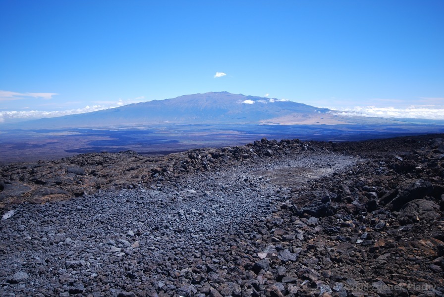 North Pit Trail. V pozadí Mauna Kea