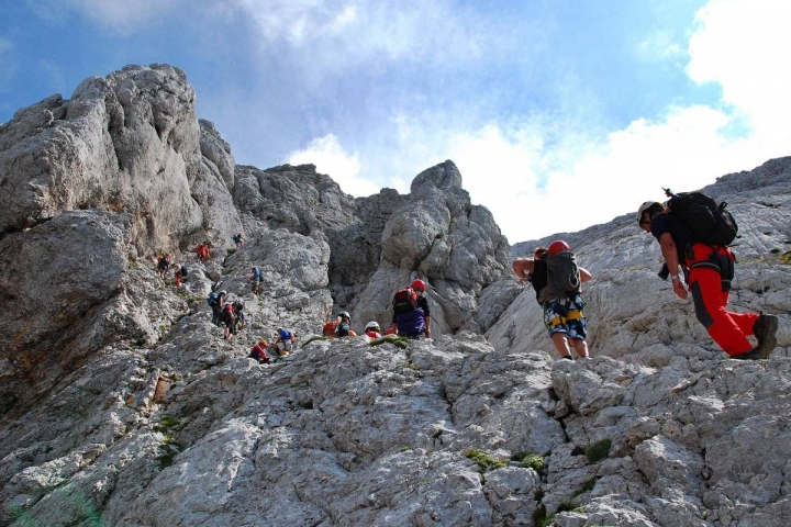 Výstup ferratou na Prisojnik skrz největší skalní okno v Alpách