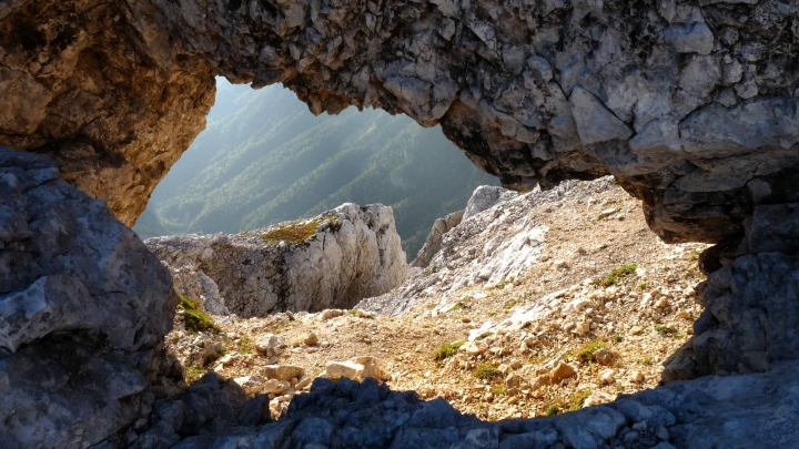 Skalní okno na Prisojniku, Kopiščarjeva pot, Julské Alpy, Slovinsko. Foto Zdeněk Sedláček
