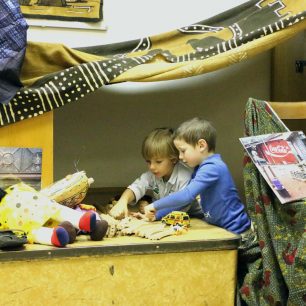 Děti si hrají v africké vesničce. Foto Jiří Stibor