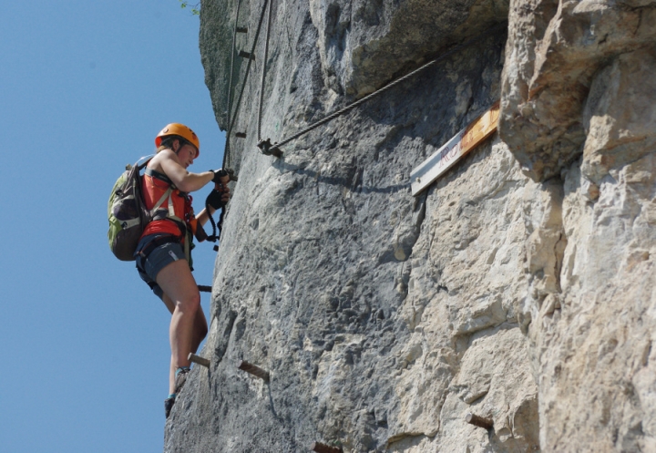 Vzdušná pasáž via feraty Leadership Klettersteig, Solná Komora, rakouské Alpy. Foto Klára Kovářová